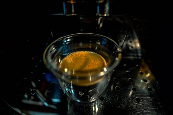 에스프레소 머신에서 거품과 황금색 크림과 신선한 커피와 위에서 스테인레스 텀블러 — 스톡 사진