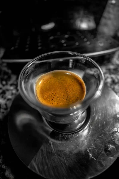 Macro View Glass Cup Freshly Brewed Black Coffee Golden Foam — Stock Photo, Image