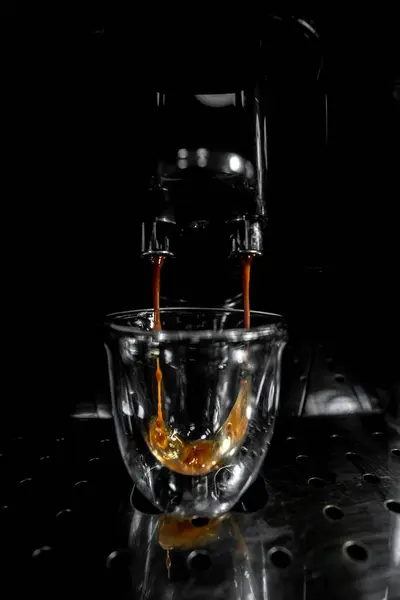 Kaffee Der Aus Dem Doppelten Auslauf Fällt Und Eine Glastasse — Stockfoto