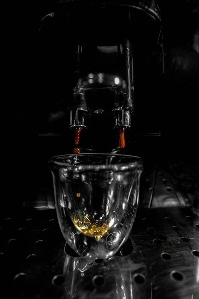 Eerste Druppels Koffie Die Door Dubbele Tuit Vallen Een Glazen — Stockfoto