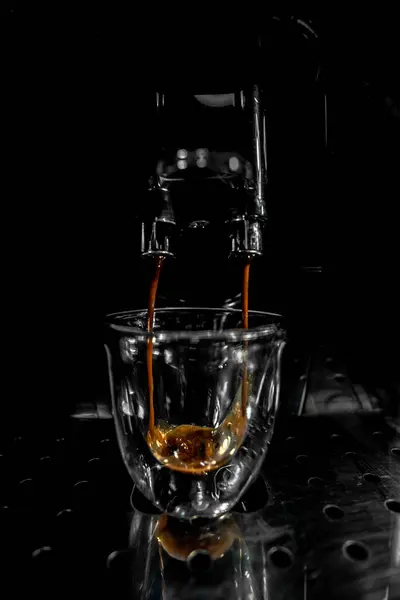 Coffee Falling Motion Frozen Double Spout Filling Glass Cup Foam — Stock Photo, Image