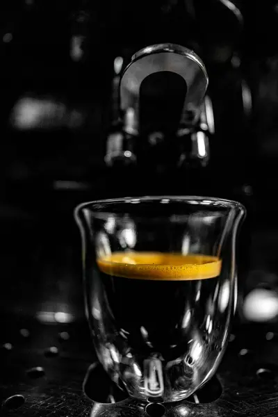 에스프레소 기계의 투명성을 수있는 거품과 크림과 커피와 어두운 — 스톡 사진