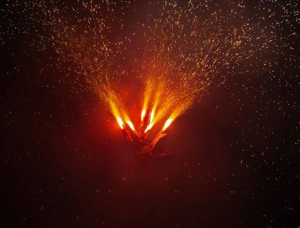 龙头与火焰喷射出的火焰喷射物在一起 — 图库照片