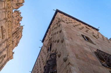 La casa de las Conchas ve Clerecia binasının alçak açılı görüntüsü. Salamanca.