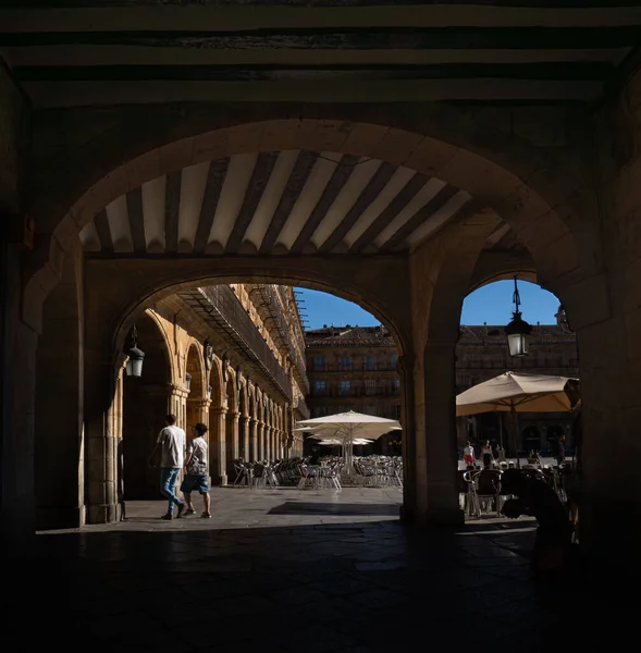 Gewölbter Eingang Mit Holzdach Zum Hauptplatz Von Salamanca Mit Touristen — Stockfoto