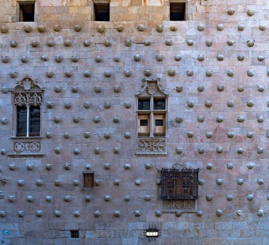 La Casa de las Conchas cephesi dövülmüş demir pencereli pervazlar bas-rahatlama ve İspanya Salamanca kaya kabukları dini motifler.