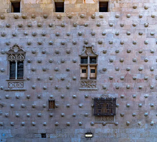 Fasáda Casa Las Conchas Tepanými Železnými Okny Výlisky Náboženskými Motivy — Stock fotografie