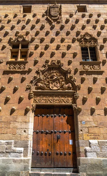Antigua Puerta Medieval Madera Biblioteca Pública Casa Conchas Con Bajorrelieves —  Fotos de Stock