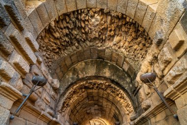 Merida antik Roma Tiyatrosu 'nun tribün ve sahne girişlerinden birinin duvarlarında meşaleler olan taşlardan ve kayalardan oluşan tavanın ayrıntıları..