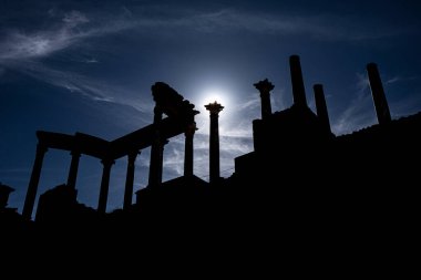 Merida 'daki Roma Tiyatrosu' nun başkentlerinin, köşelerinin ve sütunlarının altından gün batımında ay ışığının arkadan aydınlatması sütun başkentinde ilahi bir parıltı yaratıyor..