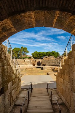 Girişin iç koridoru ve antik Roma amfi tiyatrosu Merida 'ya, arenası ve diğer kemerli giriş ve çıkışları olan granit taşlardan oluşan yüksek bir tavan..