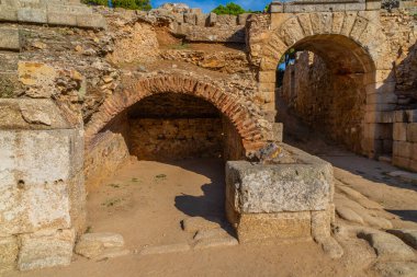 Şafak vakti aydınlanan Merida Roma amfitiyatrosu arenasının kemerli girişleri tribünlere doğru tünellerinde gölgeler yaratıyor. Dünya Mirası Şehri.