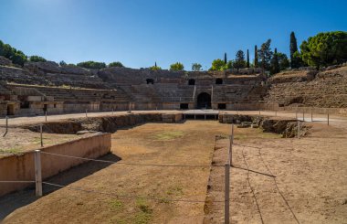 Merida Roma Amfitiyatrosunun arenasından gün ışığıyla aydınlanan manzara İspanya 'nın Extremadura, Badajoz kentindeki stantlarında gölgeler yaratıyor. Dünya Mirası Şehri. (MÖ 1. yüzyıl).
