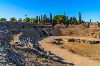 Merida Roma amfitiyatrosunun basamakları ve arinası şafak vakti aydınlanarak İspanya 'nın Extremadura, Badajoz kentindeki basamaklarından gölgeler yaratıyor. Dünya Mirası Şehri. (MÖ 1. yüzyıl).