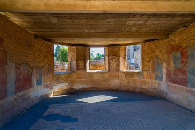 Roma sanat zemin mozaikleri restore edildi ve Roma sanat duvarları boyandı 