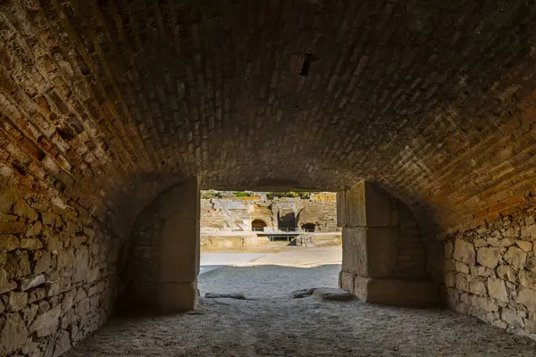 Bir gladyatör odasının ya da hayvan kafesinin, Merida amfi tiyatrosunun manzarası ve kemerli kapılarıyla girişi olan ortaçağ Roma tuğlalarından oluşan kubbeli tavan..