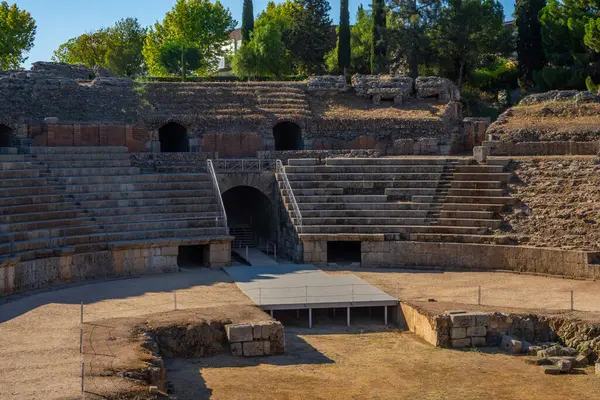 Merida Roma Amfitiyatrosu 'nun arenasına girişlerin görüntüsü şafak vakti aydınlanarak tünellerinde ve durduğu yerlerde gölgeler yaratıyor. Dünya Mirası Şehri.
