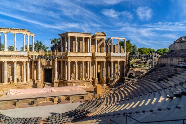 Roma tiyatrosu Merida 'nın iskelesi, sahne ışıkları, sahne ve sandalyeleriyle sahnesinin bir kısmı Uluslararası Klasik Tiyatro Festivali için tribünlerin altına yerleştirildi.