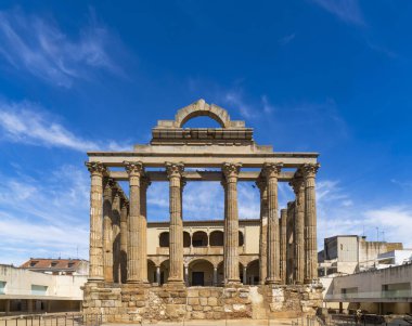 Corinthian tarzı mermer sütunları ve mantarları ve Corbos Kontu 'nun sütunları ve arkası kemerleri olan sarayı ile birlikte Roma tapınağının ön yüzü. Merida..