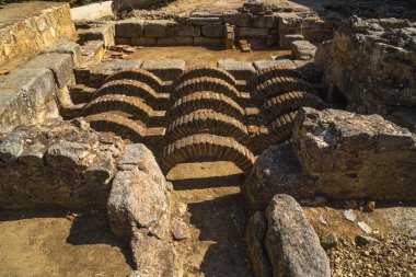 Roma 'nın akan su ve kanalizasyon sisteminde bulunan antik termal banyoların arkeolojik kalıntıları Amfitiyatro Evi' nde bulunuyor. Merida. İspanya