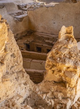 Zamanın geçmesiyle aşınan antik Roma kalıntıları İspanya 'nın Merida kentindeki Mrida Casa Mithraeum arkeoloji kompleksinin odalarında akan su borularındaki örümcek ağlarıyla aşındı..