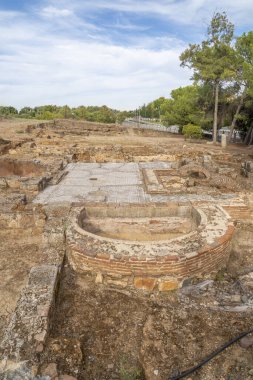 İspanya 'nın Merida kentindeki Mitreo evinde geometrik figürlerle dekore edilmiş farklı Roma odalarının zeminlerinin dış arkeolojik kalıntıları..