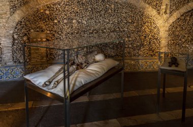 Portekiz 'in Evora şehrinde bulunan Kemik Şapeli' nde insan iskeleti mumyaları ve bir çocuk..