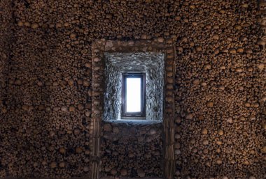 Yanları kemikli üç insan kafatası Portekiz 'in Evora şehrinde bulunan Kemik Şapeli' nin korkunç bir tasarımını oluşturuyor..