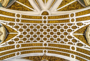 Kemik kilisesinin tavanı, ahşap oyulmuş altın çiçek motifleriyle güzelce ve lüks bir şekilde dekore edilmiş ve kıvrımlar simetrik geometrik şekiller yaratıyor..