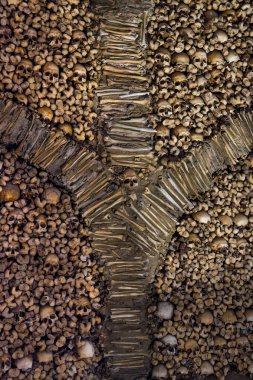 Kemik ve insan kafataslarından oluşan bir duvarın Macabre heykel tasarımı. Kemik Şapeli 'nden bir çeşme ya da Y kemikleri şekilli bir tasarım yaratıyor. Evora, Portekiz.