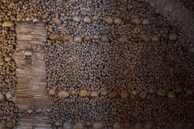 Portekiz 'in Evora şehrinde bulunan Kemik Şapeli' nden kemik ve insan kafatasları duvarı..