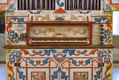 Eski organ restore edildi ve çiçeklerle süslendi ve San Francisco de Vora Kilisesi 'nin geometrik figürleri yapıldı. Piskopos Jose de Fonseca' nın emriyle 1742 'de inşa edildi..