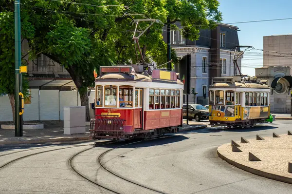 有名で典型的な古い赤と黄色のトラムは ポルトガルの典型的なリスボン通りの線路を循環し オリジナルのデザインを美しく装飾されています — ストック写真