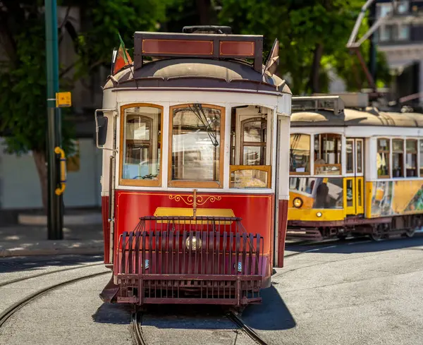 Ünlü ve tipik klasik eski kırmızı tramvay, güzel dekore edilmiş ve Portekiz 'deki tipik bir Lizbon caddesinde raylarda çalışan orijinal tasarımları muhafaza ediyor. Arkasında sarı bir tramvay daha var..