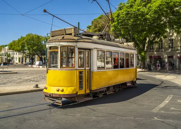 有名で典型的な古い黄色いポルトガルのトラムは 美しく装飾され保存され ポルトガルの典型的なリスボン通りの丸いアウトのトラック上で実行 — ストック写真
