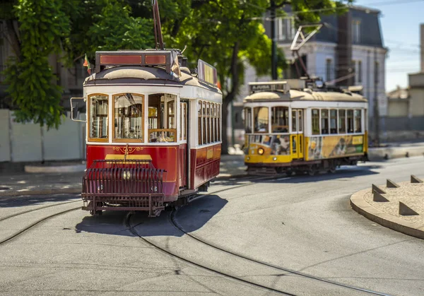 著名和典型的老式红色有轨电车 装饰精美 并保持原有的设计在轨道上运行在典型的里斯本街在葡萄牙 后面又是一辆黄色的电车 — 图库照片