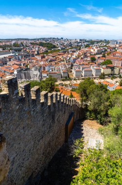 St. George Kalesi 'nin duvarlarından Martim Moniz Meydanı' nın manzarasına ve Portekiz 'in Lizbon şehrinin bir kısmına hava manzarası..