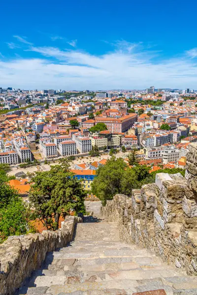 Lizbon 'daki Aziz George Kalesi' nin merdivenleri Martim Moniz Meydanı 'na giden tepeden Lizbon şehrinin hava manzaralı. Portekiz.
