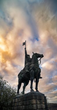 Portekiz 'in Porto şehrinde Portekiz' in ilk kontu Vimara Peres at sırtında binicilik heykeli. Bulutlu, renkli gökyüzü akşam ışıklarıyla aydınlanıyor..