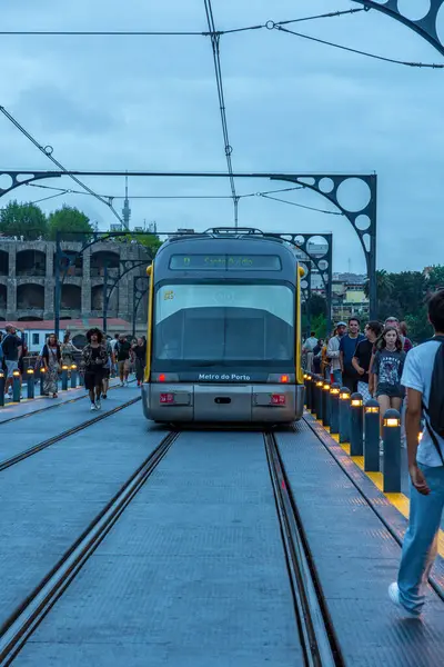 Frontal Visning Porto Metro Cirkulerer Spor Dom Luis Broen Skumringen - Stock-foto