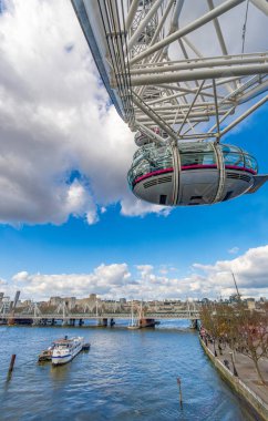 Thames Nehri 'nin havadan görünüşü, bir feribot ve nehir yürüyüşü ve Londra, İngiltere' deki Big Wheel 'den bir gondol..