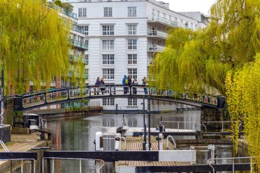 Camden Town yakınlarındaki Regent Kanal Köprüsü 'nde kilit manzaralı turistler konuşuyor..