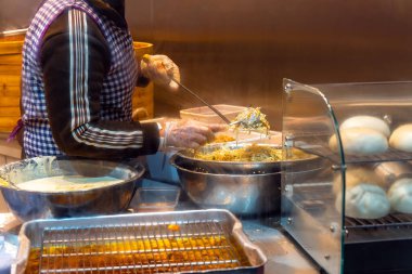 Londra 'nın Çin Mahallesi' ndeki Çin ve Asya restoranlarında hamur ve malzeme pişiren önlüklü Çinli şef ve plastik eldiven..