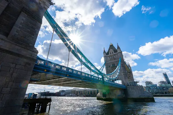 Thames Nehri 'nin panoramik manzarası mavi gökyüzü ve güneş nükteli