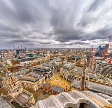 Londra 'nın panoramik manzarası St Paul Katedrali' nden gökdelenler inşa eden birçok inşaat vinci ve bulutlu gri gökyüzünün altında paternoster.