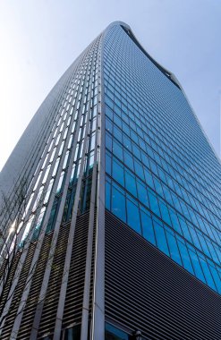 Efsanevi gökdelenin altından göz kamaştırıcı bir manzara. 20 Fenchurch Caddesi, aynı zamanda Walkie-Talkie olarak da bilinir. Güneşli bir günde, açık mavi gökyüzü penceresinden yansıyan güneş ışığıyla birlikte..