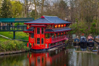 Büyük kırmızı tekne Lon 'da yüzen bir Çin restoranına dönüştürüldü.