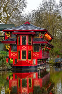 Regents Park 'taki yüzen ahşap Çin restoranının önünde. 