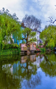 Konutlardaki tipik lüks Viktorya dönemi Londra evi.