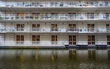 Londra 'daki Maida Vale yerleşim bölgesindeki Regent Kanalı' na bakan balkonları olan zarif, beyaz bir bina..